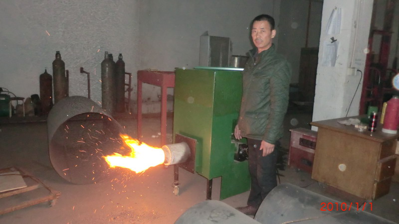 南京环保锅炉工人调试热水设备